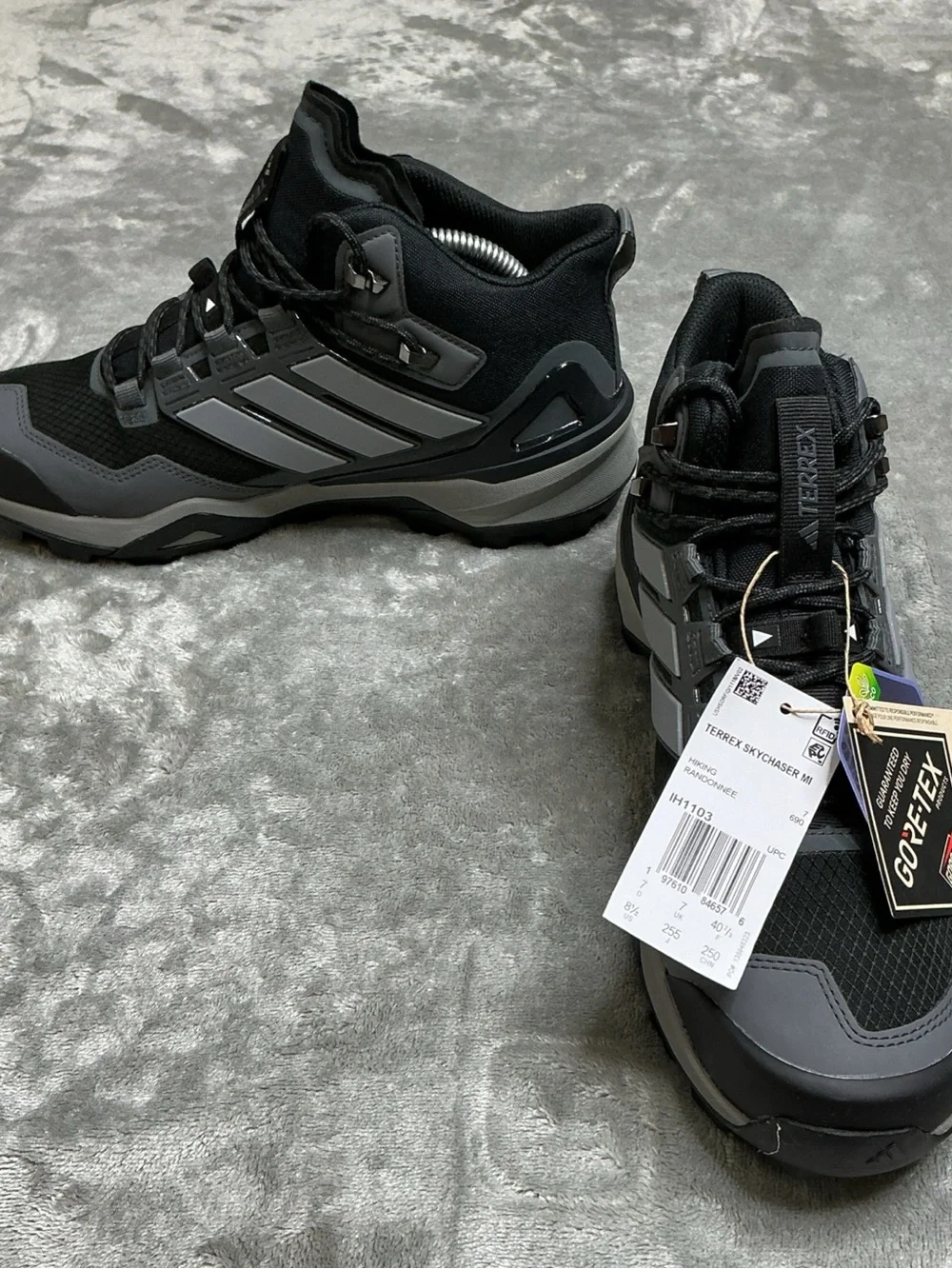 adidas Terrex Skychaser Gore-tex Mid Top Hiking boots Shoes Women’s size 8.5